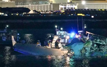 Black Hawk Helicopter Collides with Passenger Jet Near Washington, D.C. : 67 Dead